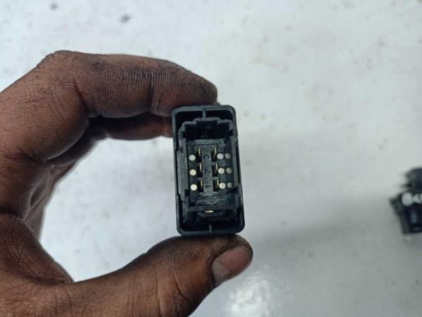 BOUTON LEVE VITRE CITROEN / PEUGEOT BERLINGO/PARTNER - Vue 2